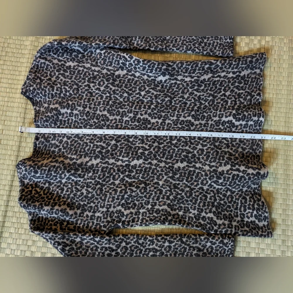 Johnny Was Cheetah Print V-neck Blouse Wool Cashmere Blend Women's Size Small - Picture 6 of 6